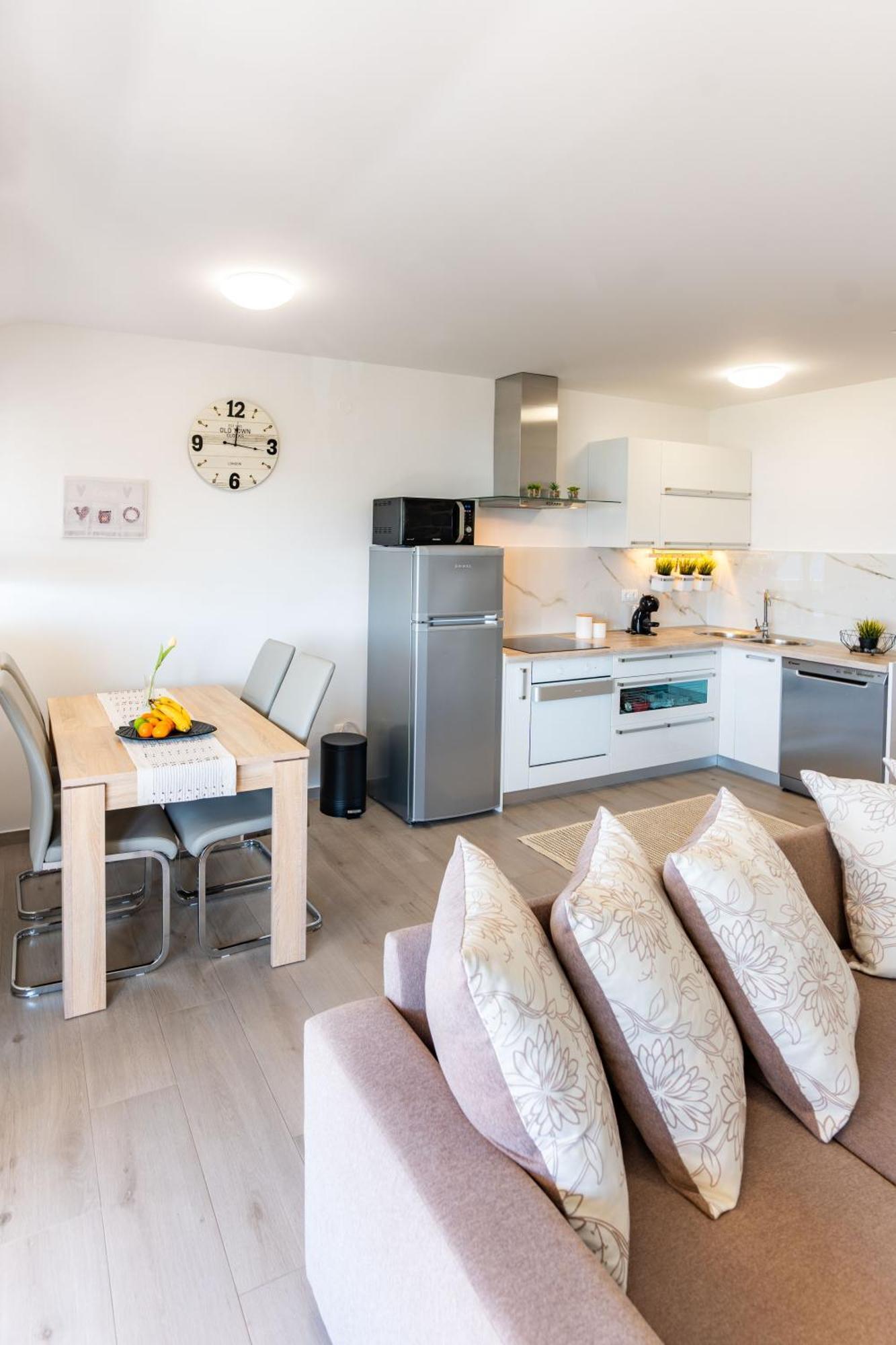 Apartman Petra S Pogledom Na More Banjol Exterior photo